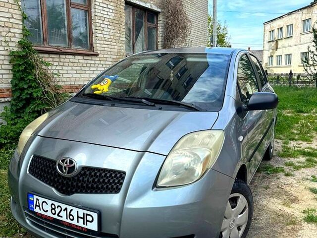 Серый Тойота Ярис, объемом двигателя 1 л и пробегом 290 тыс. км за 3999 $, фото 1 на Automoto.ua
