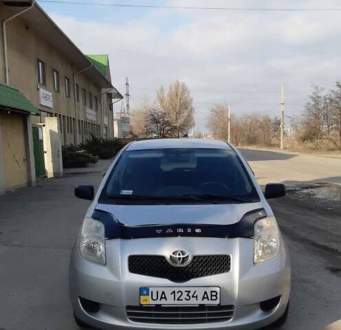 Серый Тойота Ярис, объемом двигателя 1 л и пробегом 174 тыс. км за 4900 $, фото 1 на Automoto.ua