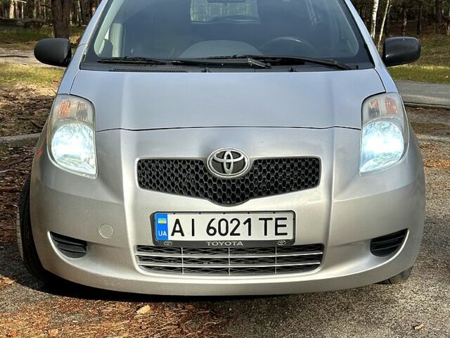 Сірий Тойота Яріс, об'ємом двигуна 1 л та пробігом 200 тис. км за 4300 $, фото 1 на Automoto.ua