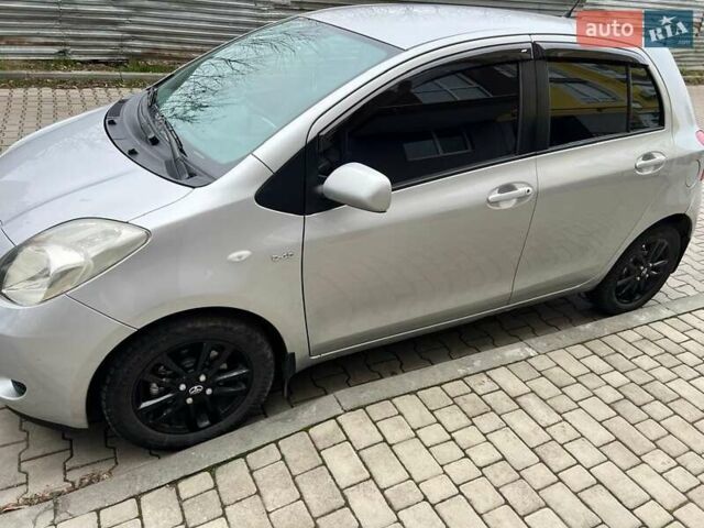 Серый Тойота Ярис, объемом двигателя 1.4 л и пробегом 190 тыс. км за 5800 $, фото 1 на Automoto.ua