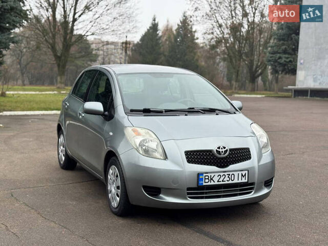 Сірий Тойота Яріс, об'ємом двигуна 1.3 л та пробігом 152 тис. км за 4850 $, фото 1 на Automoto.ua