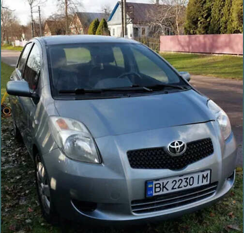 Серый Тойота Ярис, объемом двигателя 1.3 л и пробегом 151 тыс. км за 5000 $, фото 1 на Automoto.ua