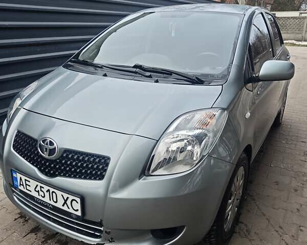 Серый Тойота Ярис, объемом двигателя 1.3 л и пробегом 99 тыс. км за 5500 $, фото 1 на Automoto.ua