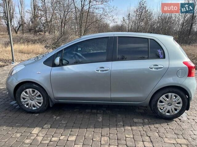 Серый Тойота Ярис, объемом двигателя 1.3 л и пробегом 96 тыс. км за 5500 $, фото 1 на Automoto.ua