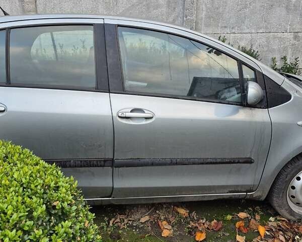 Серый Тойота Ярис, объемом двигателя 1.3 л и пробегом 300 тыс. км за 6500 $, фото 1 на Automoto.ua