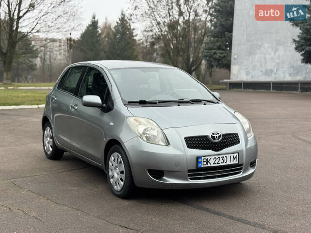 Серый Тойота Ярис, объемом двигателя 1.3 л и пробегом 150 тыс. км за 4600 $, фото 1 на Automoto.ua