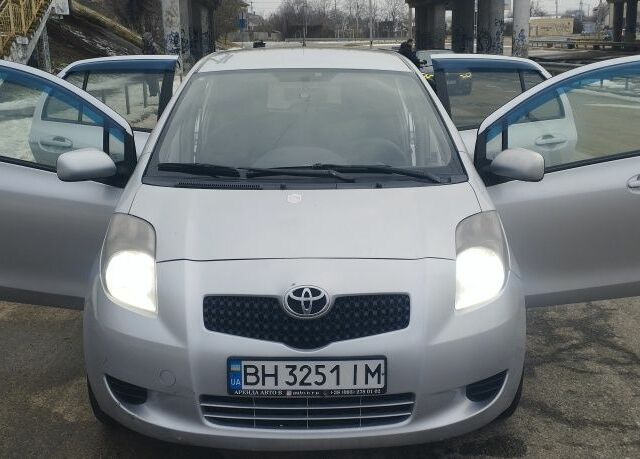 Сірий Тойота Яріс, об'ємом двигуна 1.4 л та пробігом 285 тис. км за 5700 $, фото 1 на Automoto.ua