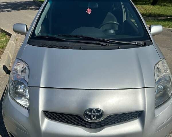 Серый Тойота Ярис, объемом двигателя 1 л и пробегом 115 тыс. км за 5000 $, фото 1 на Automoto.ua