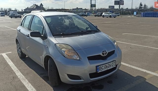 Серый Тойота Ярис, объемом двигателя 1.36 л и пробегом 201 тыс. км за 6000 $, фото 1 на Automoto.ua