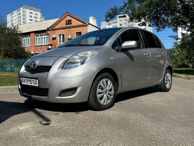 Серый Тойота Ярис, объемом двигателя 1 л и пробегом 115 тыс. км за 5000 $, фото 1 на Automoto.ua