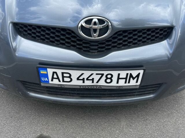 Серый Тойота Ярис, объемом двигателя 1 л и пробегом 200 тыс. км за 4600 $, фото 1 на Automoto.ua