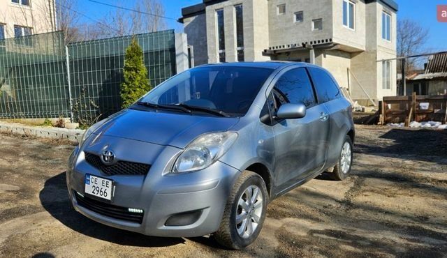 Серый Тойота Ярис, объемом двигателя 1.36 л и пробегом 353 тыс. км за 6200 $, фото 1 на Automoto.ua