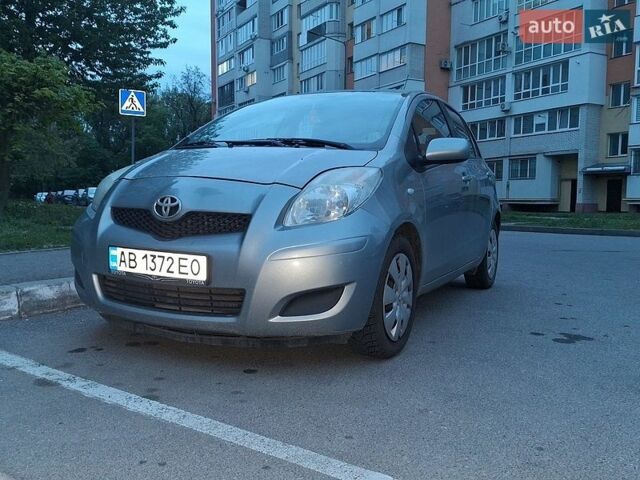 Серый Тойота Ярис, объемом двигателя 1.33 л и пробегом 195 тыс. км за 6700 $, фото 1 на Automoto.ua