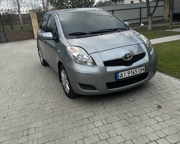 Сірий Тойота Яріс, об'ємом двигуна 1.36 л та пробігом 230 тис. км за 5600 $, фото 1 на Automoto.ua