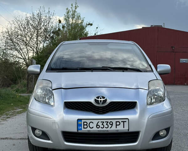 Серый Тойота Ярис, объемом двигателя 1.36 л и пробегом 230 тыс. км за 4900 $, фото 1 на Automoto.ua