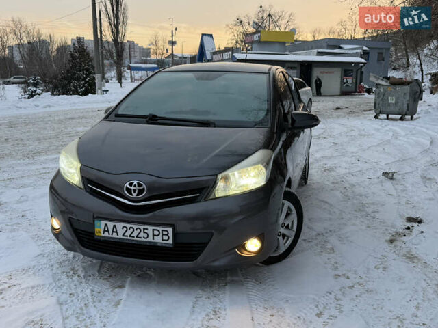 Сірий Тойота Яріс, об'ємом двигуна 1.33 л та пробігом 162 тис. км за 9000 $, фото 1 на Automoto.ua