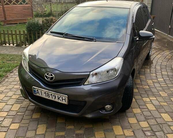Серый Тойота Ярис, объемом двигателя 1 л и пробегом 150 тыс. км за 6200 $, фото 1 на Automoto.ua