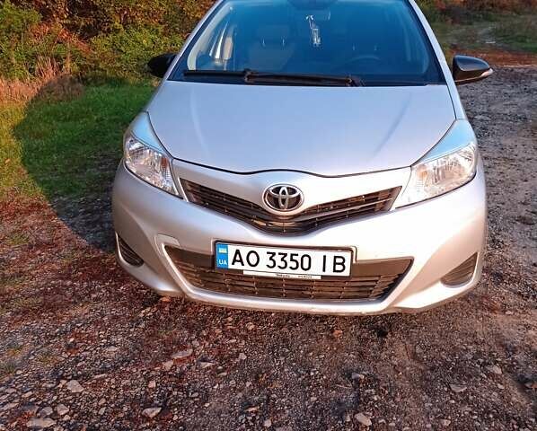Серый Тойота Ярис, объемом двигателя 1.36 л и пробегом 215 тыс. км за 6800 $, фото 1 на Automoto.ua