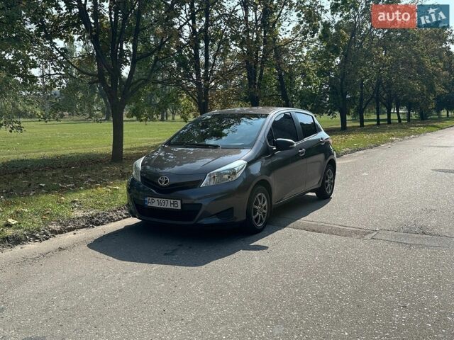 Сірий Тойота Яріс, об'ємом двигуна 1 л та пробігом 105 тис. км за 8000 $, фото 1 на Automoto.ua