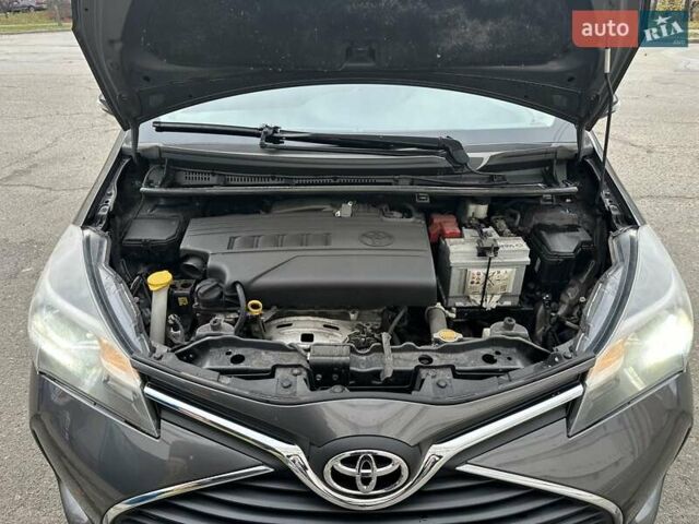 Серый Тойота Ярис, объемом двигателя 1.33 л и пробегом 166 тыс. км за 10500 $, фото 1 на Automoto.ua