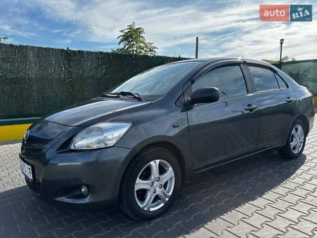 Серый Тойота Ярис, объемом двигателя 1.5 л и пробегом 250 тыс. км за 5800 $, фото 1 на Automoto.ua