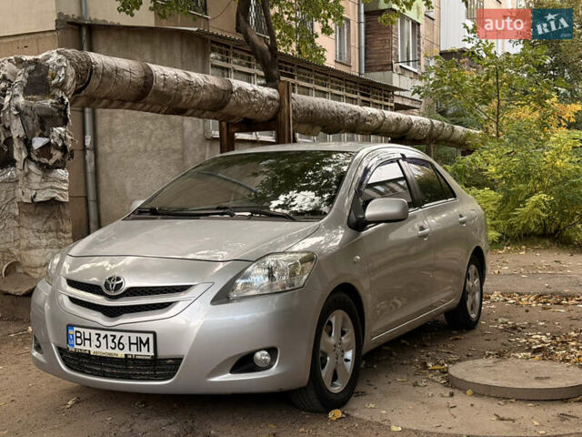 Серый Тойота Ярис, объемом двигателя 1.3 л и пробегом 195 тыс. км за 5700 $, фото 1 на Automoto.ua