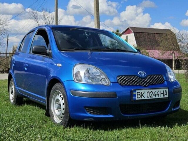 Синий Тойота Ярис, объемом двигателя 1 л и пробегом 208 тыс. км за 3500 $, фото 1 на Automoto.ua