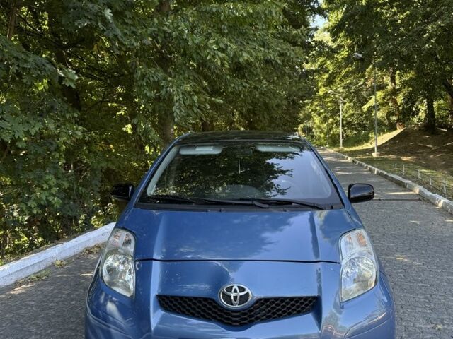 Синий Тойота Ярис, объемом двигателя 1.3 л и пробегом 200 тыс. км за 5500 $, фото 1 на Automoto.ua