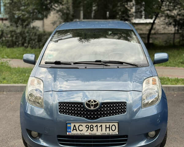 Синий Тойота Ярис, объемом двигателя 1.36 л и пробегом 235 тыс. км за 6800 $, фото 1 на Automoto.ua