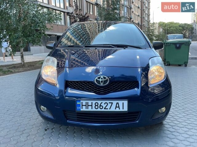Синий Тойота Ярис, объемом двигателя 1 л и пробегом 220 тыс. км за 4000 $, фото 1 на Automoto.ua