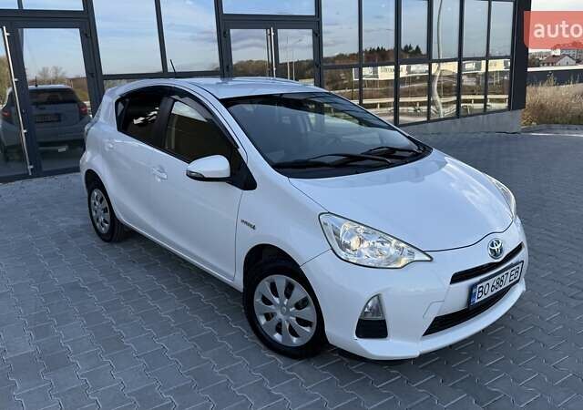 Белый Тойота Aqua, объемом двигателя 1.5 л и пробегом 85 тыс. км за 10499 $, фото 1 на Automoto.ua