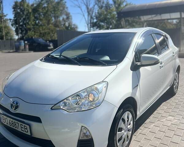 Белый Тойота Aqua, объемом двигателя 1.5 л и пробегом 84 тыс. км за 10100 $, фото 1 на Automoto.ua