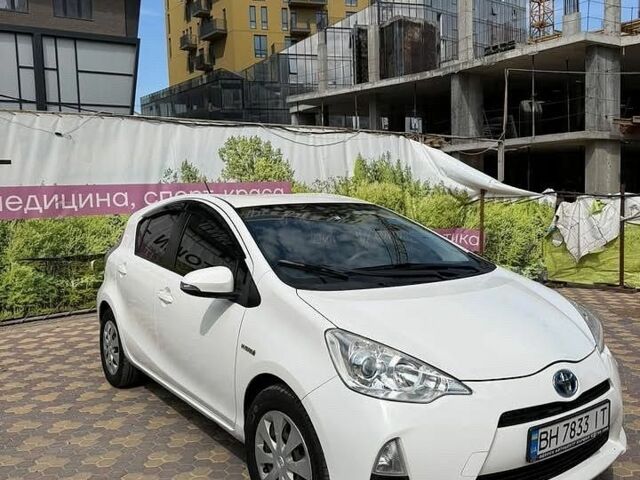 Білий Тойота Aqua, об'ємом двигуна 1.5 л та пробігом 152 тис. км за 9300 $, фото 1 на Automoto.ua