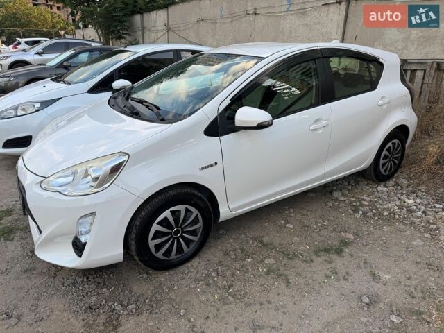 Белый Тойота Aqua, объемом двигателя 1.5 л и пробегом 142 тыс. км за 9500 $, фото 1 на Automoto.ua