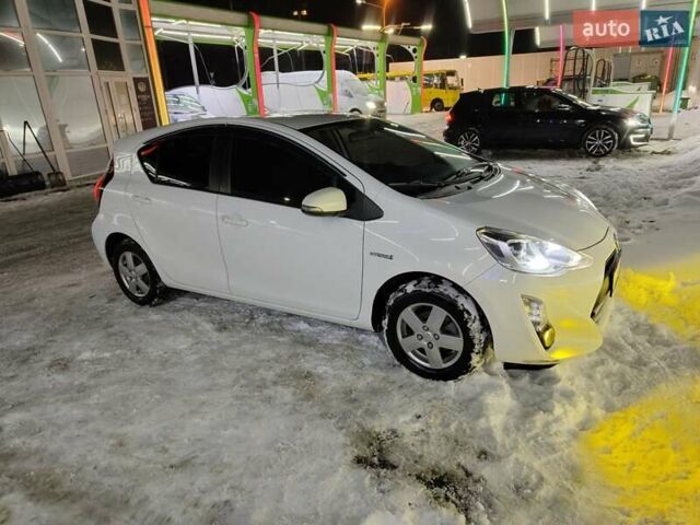 Белый Тойота Aqua, объемом двигателя 1.5 л и пробегом 135 тыс. км за 12000 $, фото 1 на Automoto.ua