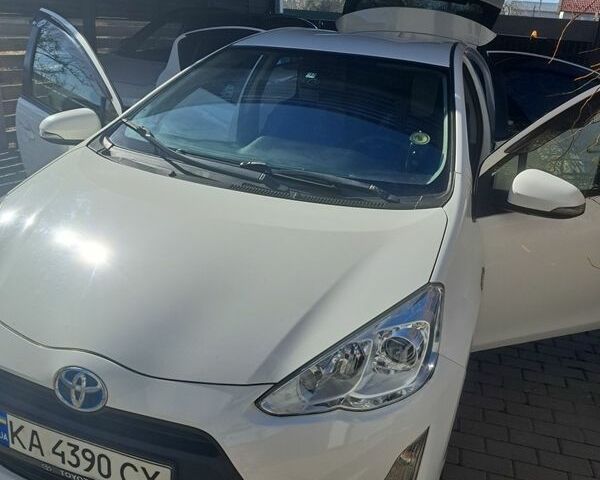 Белый Тойота Aqua, объемом двигателя 1.5 л и пробегом 160 тыс. км за 10500 $, фото 1 на Automoto.ua