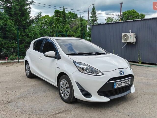 Белый Тойота Aqua, объемом двигателя 1.5 л и пробегом 86 тыс. км за 11800 $, фото 1 на Automoto.ua