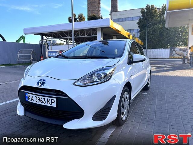 Білий Тойота Aqua, об'ємом двигуна 1.5 л та пробігом 70 тис. км за 12600 $, фото 1 на Automoto.ua