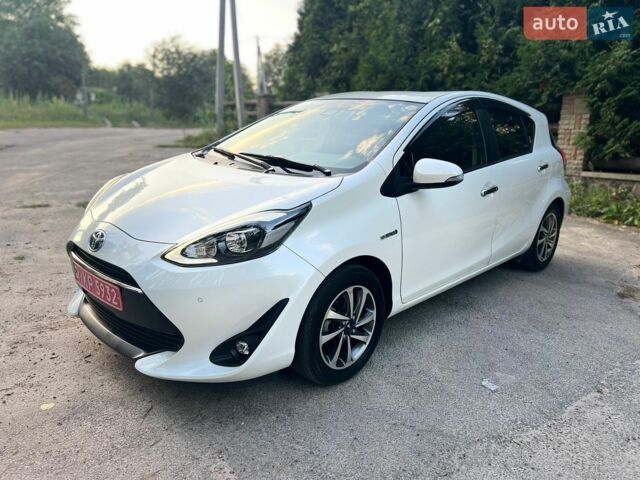 Белый Тойота Aqua, объемом двигателя 1.5 л и пробегом 48 тыс. км за 13200 $, фото 1 на Automoto.ua