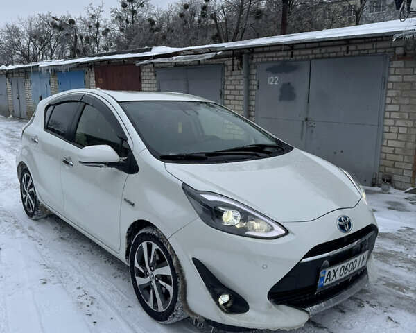 Белый Тойота Aqua, объемом двигателя 1.5 л и пробегом 37 тыс. км за 12900 $, фото 1 на Automoto.ua