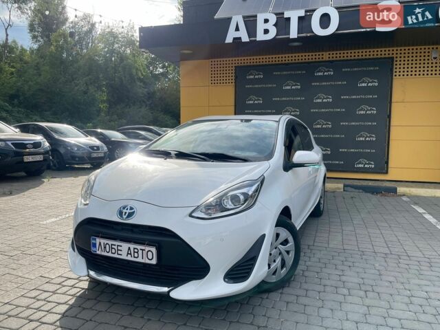 Белый Тойота Aqua, объемом двигателя 1.5 л и пробегом 66 тыс. км за 15800 $, фото 1 на Automoto.ua