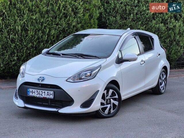 Белый Тойота Aqua, объемом двигателя 1.5 л и пробегом 65 тыс. км за 13200 $, фото 1 на Automoto.ua