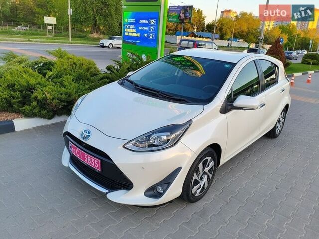 Белый Тойота Aqua, объемом двигателя 1.5 л и пробегом 55 тыс. км за 13400 $, фото 1 на Automoto.ua