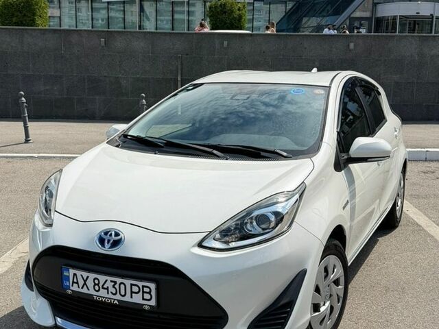 Белый Тойота Aqua, объемом двигателя 1.5 л и пробегом 73 тыс. км за 13700 $, фото 1 на Automoto.ua