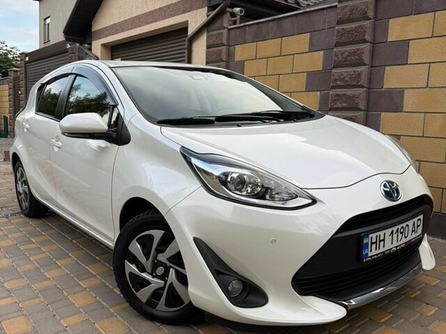 Белый Тойота Aqua, объемом двигателя 1.5 л и пробегом 69 тыс. км за 13300 $, фото 1 на Automoto.ua