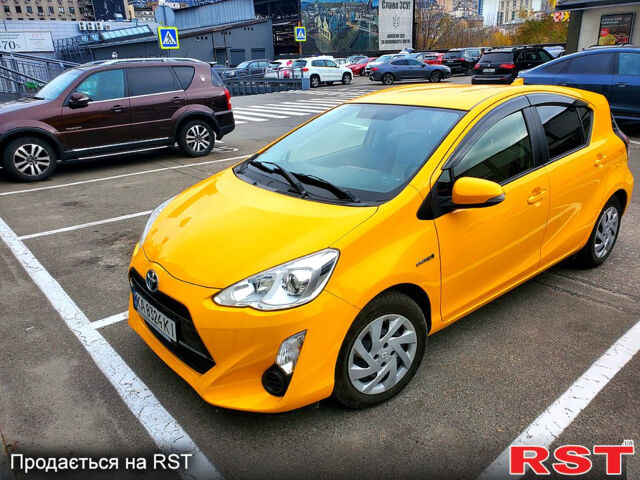 Желтый Тойота Aqua, объемом двигателя 1.5 л и пробегом 72 тыс. км за 10800 $, фото 1 на Automoto.ua