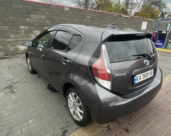 Серый Тойота Aqua, объемом двигателя 1.5 л и пробегом 107 тыс. км за 12100 $, фото 1 на Automoto.ua