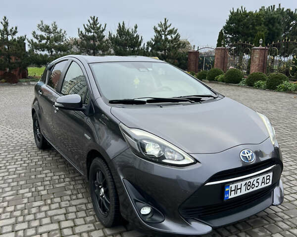 Серый Тойота Aqua, объемом двигателя 1.5 л и пробегом 162 тыс. км за 11650 $, фото 1 на Automoto.ua