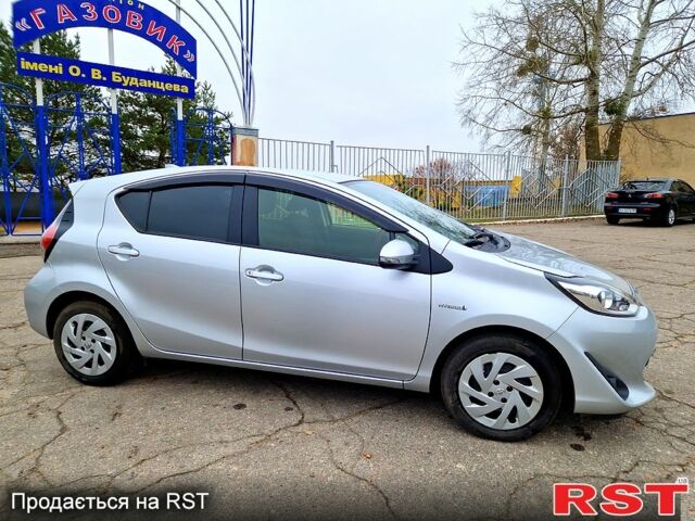 Серый Тойота Aqua, объемом двигателя 1.5 л и пробегом 88 тыс. км за 12500 $, фото 1 на Automoto.ua