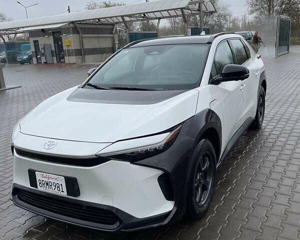 Белый Тойота bZ4X, объемом двигателя 0 л и пробегом 5 тыс. км за 24999 $, фото 1 на Automoto.ua
